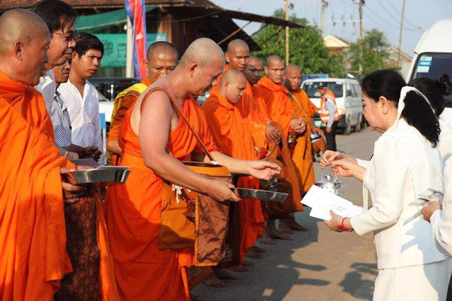 កំលុងពេលបួសមុខភ្លើងជូនជីដូន ដែលទទួលមរណភាព ភិក្ខុ ហ៊ុន ម៉ាណែត និមន្តបិណ្ឌបាតតាមភូមិ នៅស្រុកកំណើត