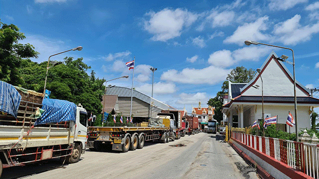 ថៃអនុញ្ញាតឲ្យអាជីវករខ្មែរបើករថយន្តចូល៥០គ្រឿង ដើម្បីដឹកទំនិញចេញ