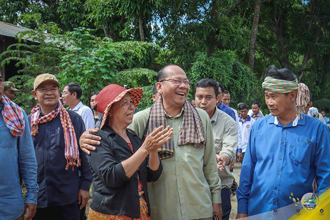 អភិបាលខេត្តពោធិ៍សាត់ បន្តចុះអន្តរាគមន៍ជួយសង្គ្រោះ និងនាំយកស្បៀង ចែកជូនពលរដ្ឋ រងគ្រោះដោយជំនន់ទឹកភ្លៀង