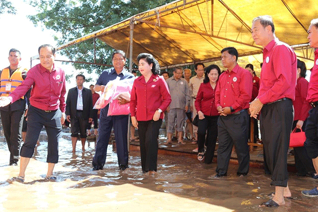 សម្តេចកិត្តិព្រឹទ្ធបណ្ឌិត ប៊ុន រ៉ានី ហ៊ុនសែន ផ្តល់ថវិកា៣០០លានរៀល ដល់សាខាកាកបាទក្រហមខេត្តពោធិ៍សាត់ បាត់ដំបង បន្ទាយមានជ័យ