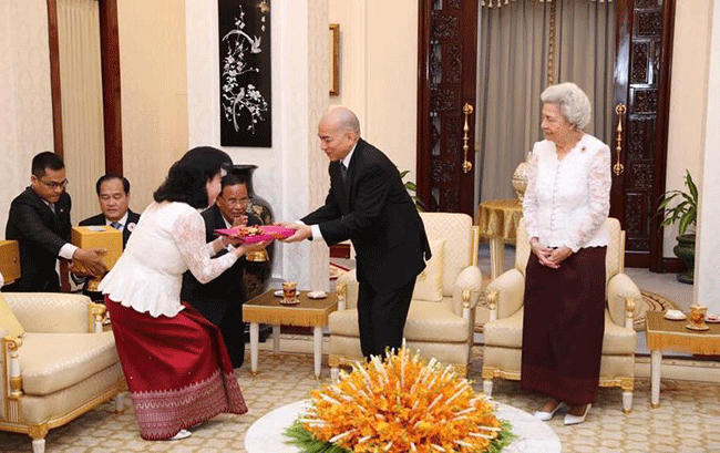 ព្រះមហាក្សត្រ ប្រទានព្រះរាជសារដល់សម្តេចកិត្តិព្រឹទ្ធបណ្ឌិត ដែលបានថ្វាយព្រះពរព្រះអង្គ ក្នុងឱកាសនៃព្រះរាជពិធីខួបលើកទី១៦ឆ្នាំ ការឡើងគ្រងព្រះបរមសិរីរាជសម្បត្តិ