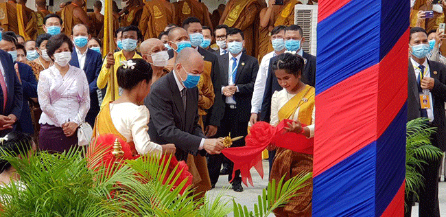 ព្រះមហាក្សត្រ យាងជាអធិបតីដ៏ខ្ពង់ខ្ពស់សម្ពោធ «ប៉ុស្ដិ៍សុខភាព សម្ដេចព្រះមហាសង្ឃរាជ បួរ គ្រី-ព្រះករុណា ព្រះមហាក្សត្រី សីហមុនី» នៅស្រុកអង្គស្នួល ខេត្តកណ្ដាល