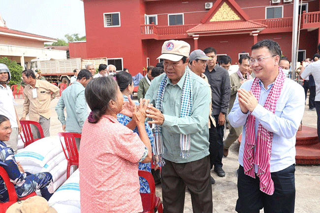 ទេសរដ្ឋមន្ត្រី គន់ គីម និងលោក ឌិត ទីណា ចុះចែកស្រូវពូជជាង ២០០តោន ជូនកសិករនៅខេត្តក្រចេះ