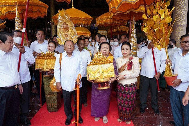 សម្តេចពញាចក្រី ហេង សំរិន និងសម្តេចធម្មវិសុទ្ធវង្សា សៅ ទី ហេងសំរិន ដង្ហែអង្គកឋិកទានទៅកាន់វត្តសុវណ្ណរាម